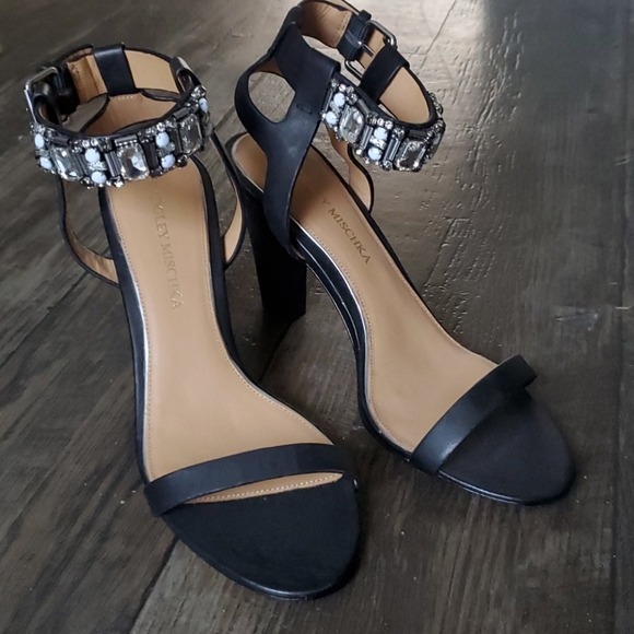 badgley mischka fabiana ankle strap sandal